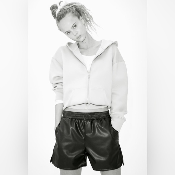 H&M mid rise vegan leather shorts size medium - Picture 4 of 6